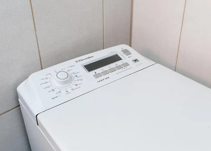 5 Min From Port - Free Private Parking - 1br Apartment *