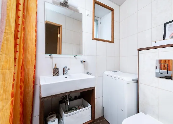 Apartment 5 Min From Port - Free Private Parking - 1br *